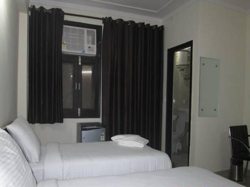 Charanpahari Hotel Yeni Delhi Dış mekan fotoğraf