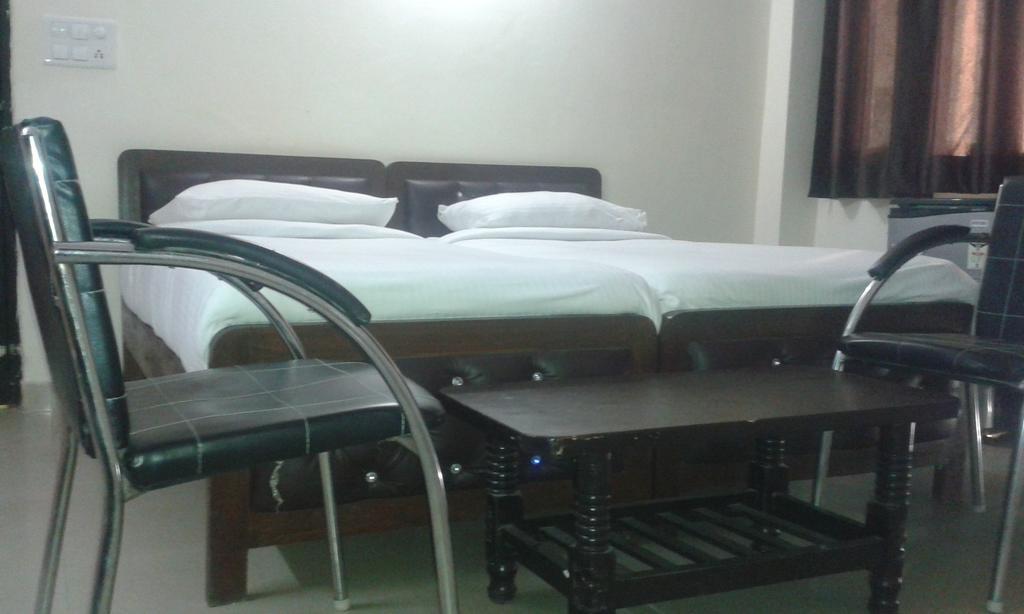 Charanpahari Hotel Yeni Delhi Oda fotoğraf