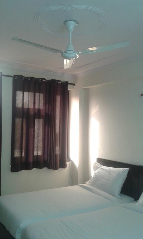 Charanpahari Hotel Yeni Delhi Dış mekan fotoğraf