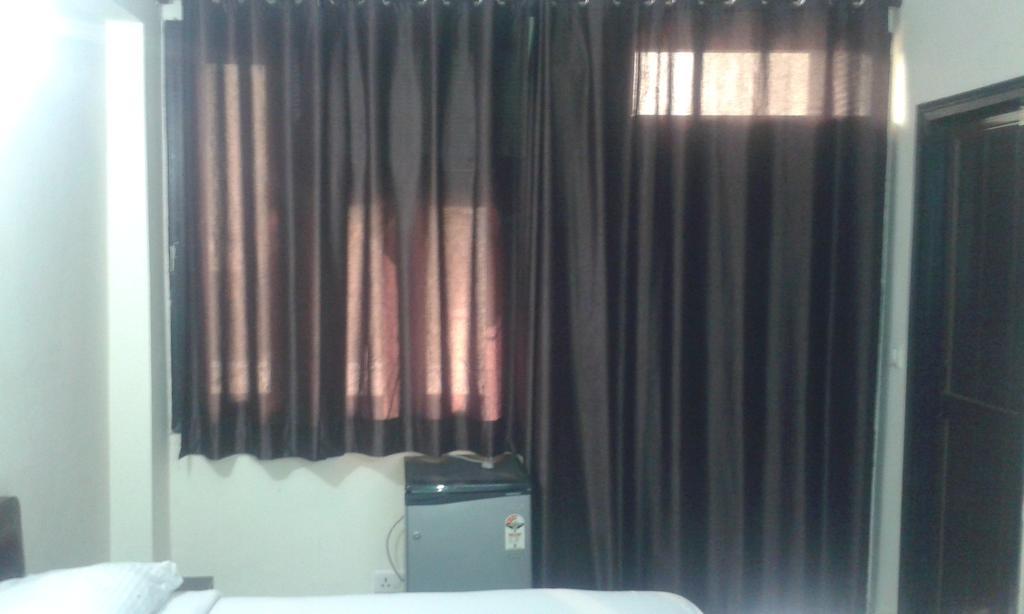 Charanpahari Hotel Yeni Delhi Dış mekan fotoğraf