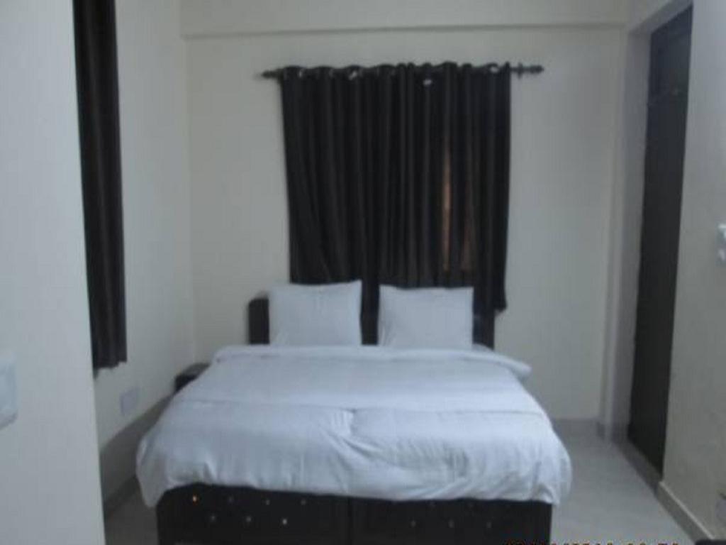Charanpahari Hotel Yeni Delhi Oda fotoğraf