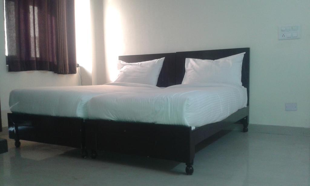 Charanpahari Hotel Yeni Delhi Oda fotoğraf