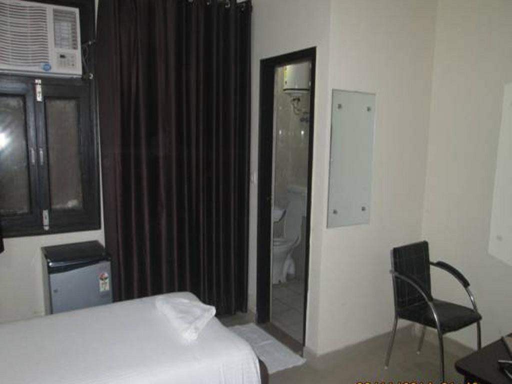 Charanpahari Hotel Yeni Delhi Dış mekan fotoğraf