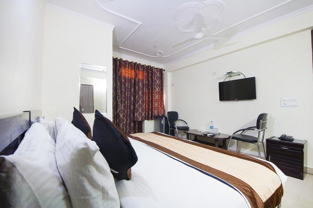 Charanpahari Hotel Yeni Delhi Dış mekan fotoğraf