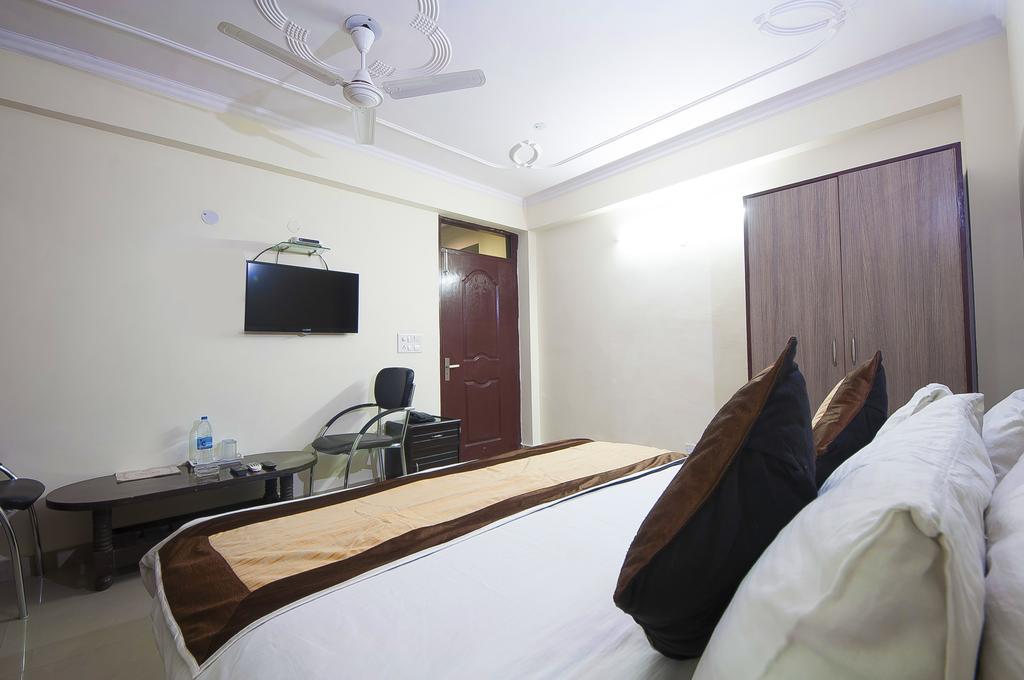 Charanpahari Hotel Yeni Delhi Dış mekan fotoğraf