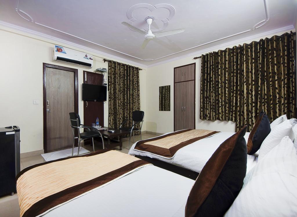 Charanpahari Hotel Yeni Delhi Dış mekan fotoğraf