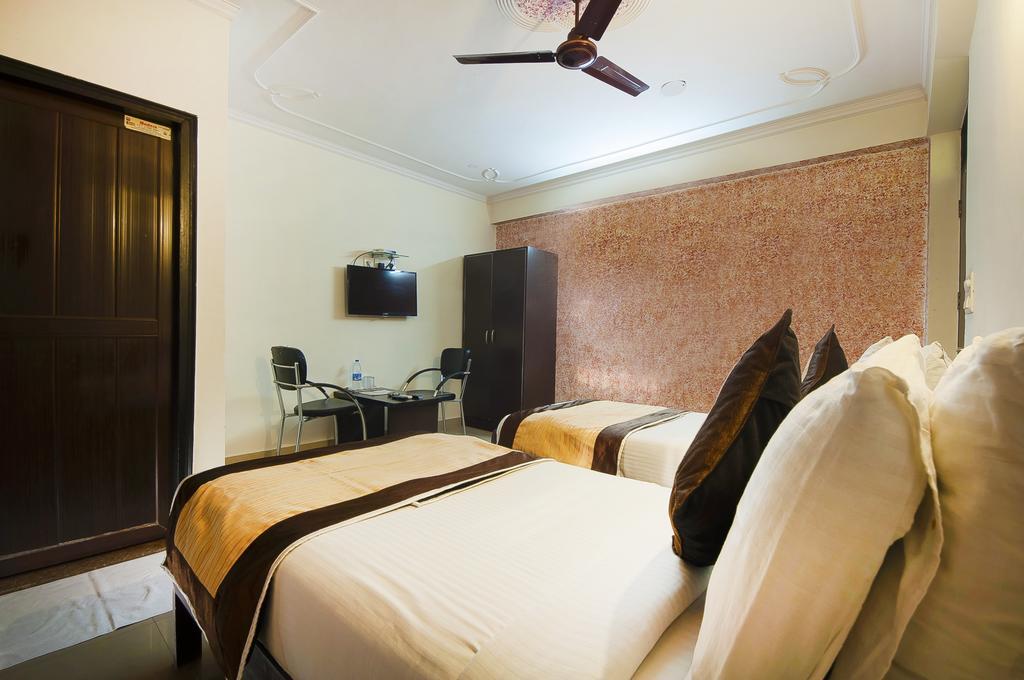 Charanpahari Hotel Yeni Delhi Dış mekan fotoğraf