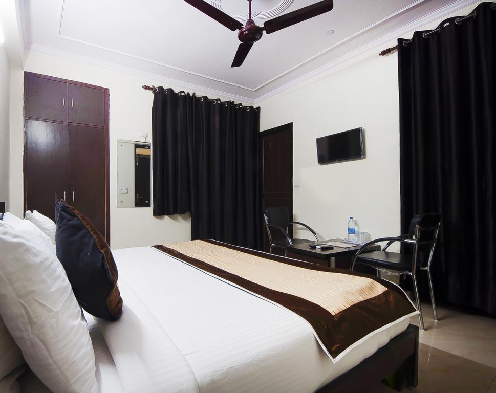 Charanpahari Hotel Yeni Delhi Dış mekan fotoğraf
