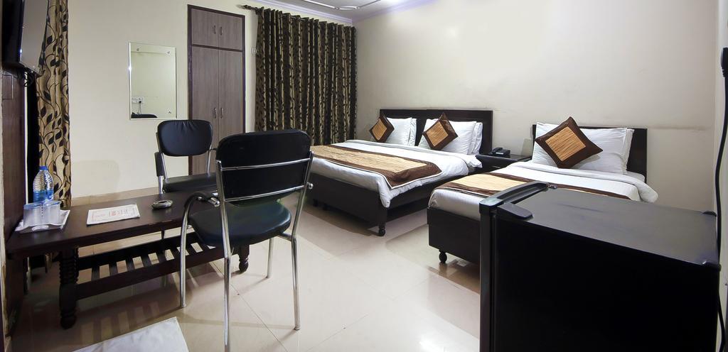 Charanpahari Hotel Yeni Delhi Dış mekan fotoğraf