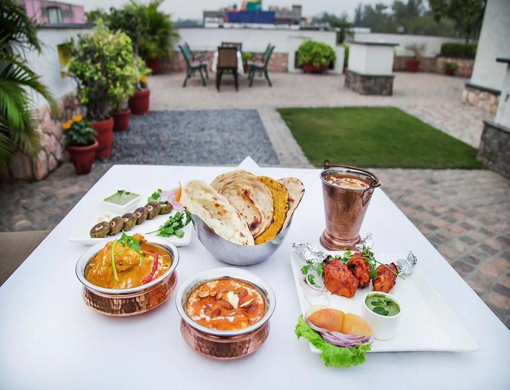 Charanpahari Hotel Yeni Delhi Dış mekan fotoğraf