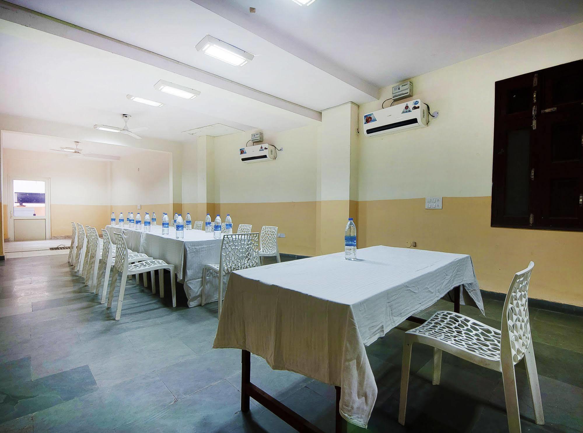 Charanpahari Hotel Yeni Delhi Dış mekan fotoğraf