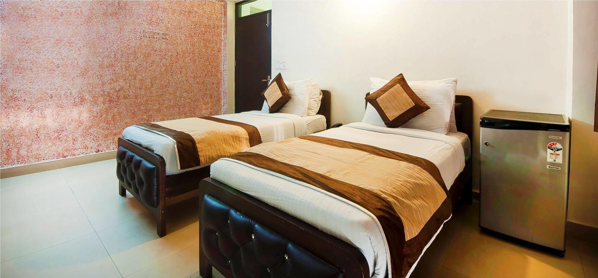 Charanpahari Hotel Yeni Delhi Dış mekan fotoğraf