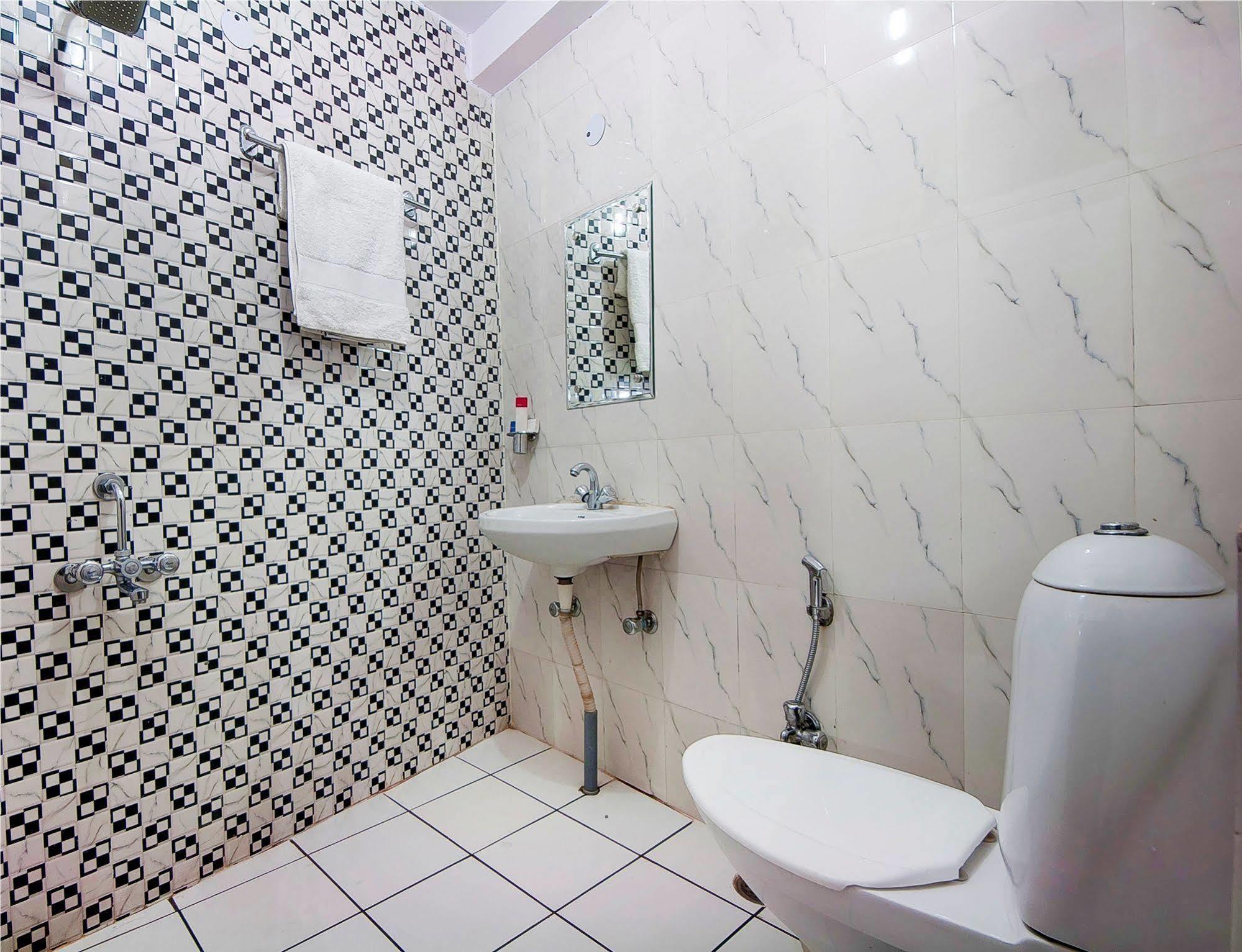 Charanpahari Hotel Yeni Delhi Dış mekan fotoğraf