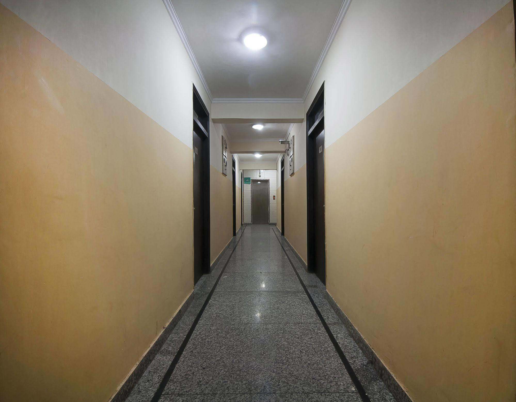 Charanpahari Hotel Yeni Delhi Dış mekan fotoğraf
