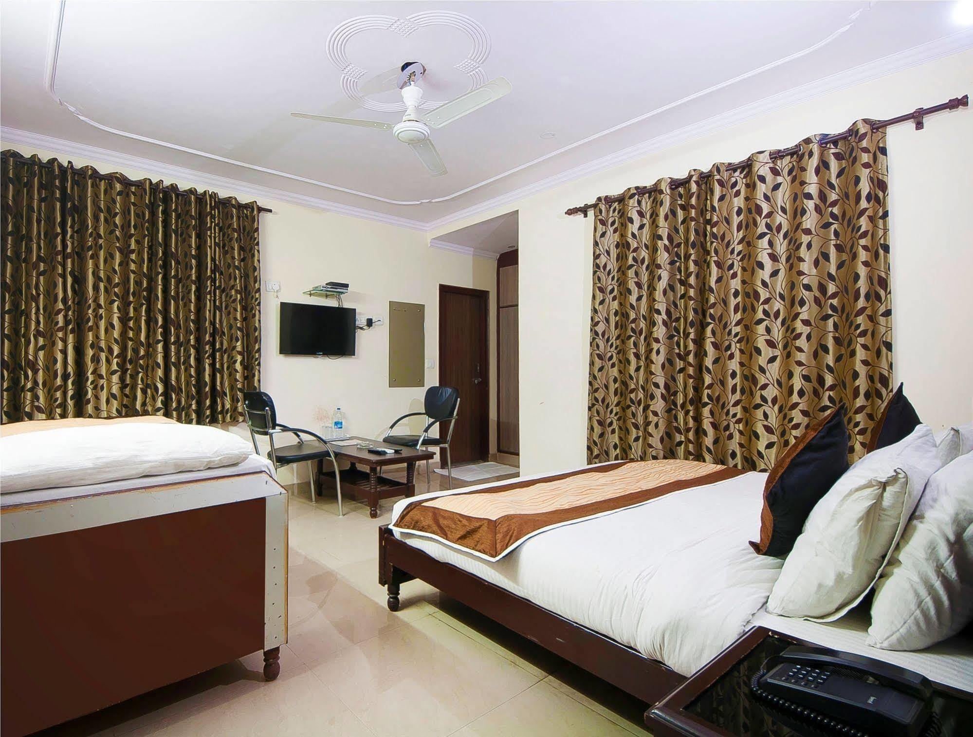 Charanpahari Hotel Yeni Delhi Dış mekan fotoğraf