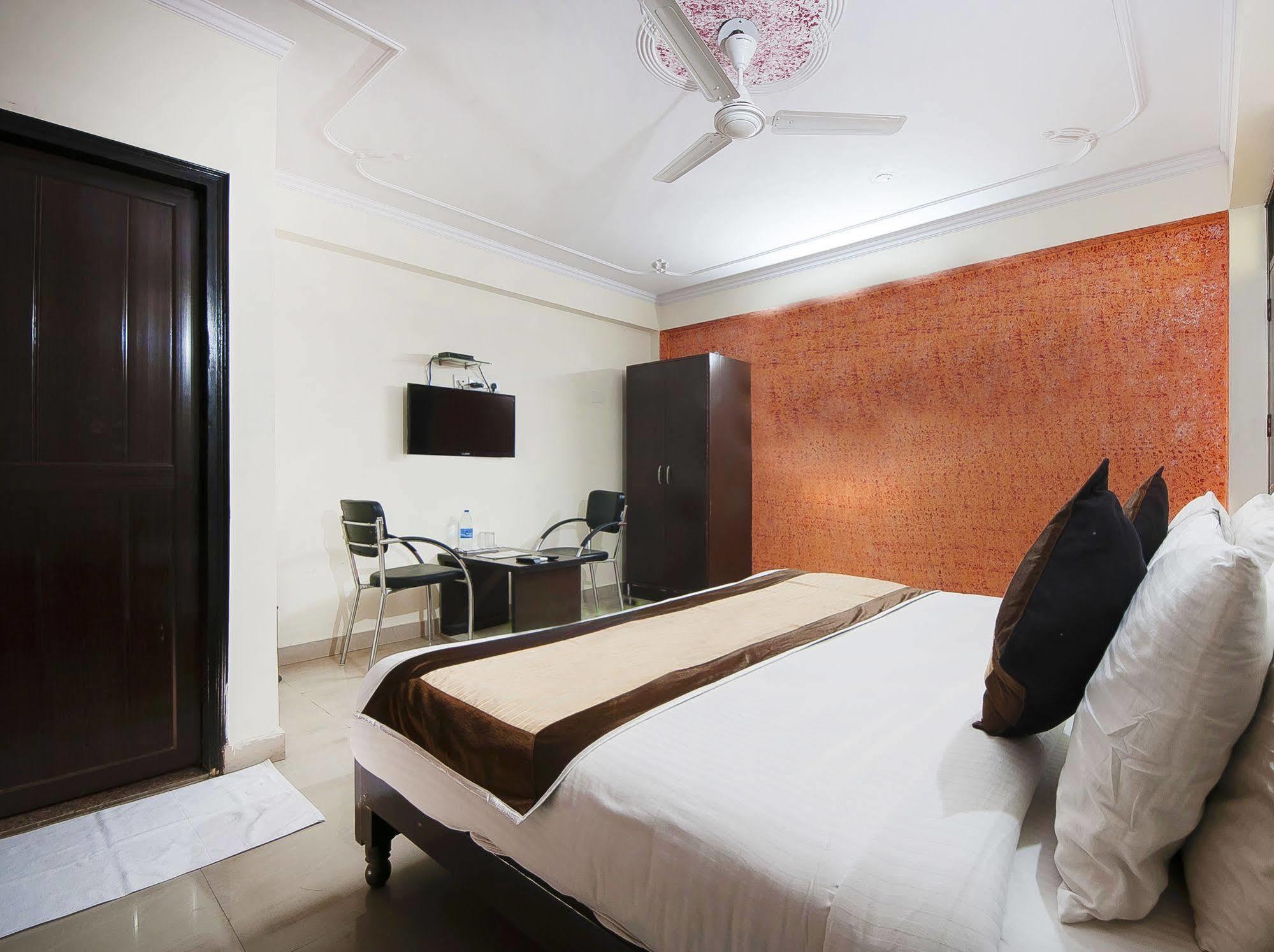 Charanpahari Hotel Yeni Delhi Dış mekan fotoğraf