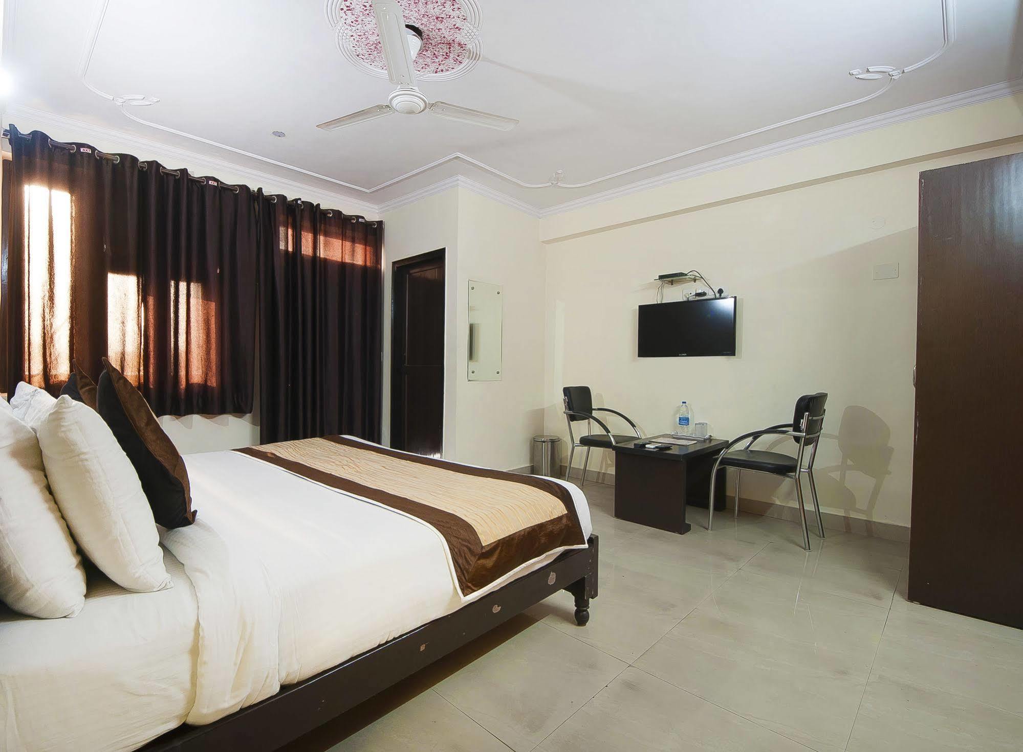 Charanpahari Hotel Yeni Delhi Dış mekan fotoğraf