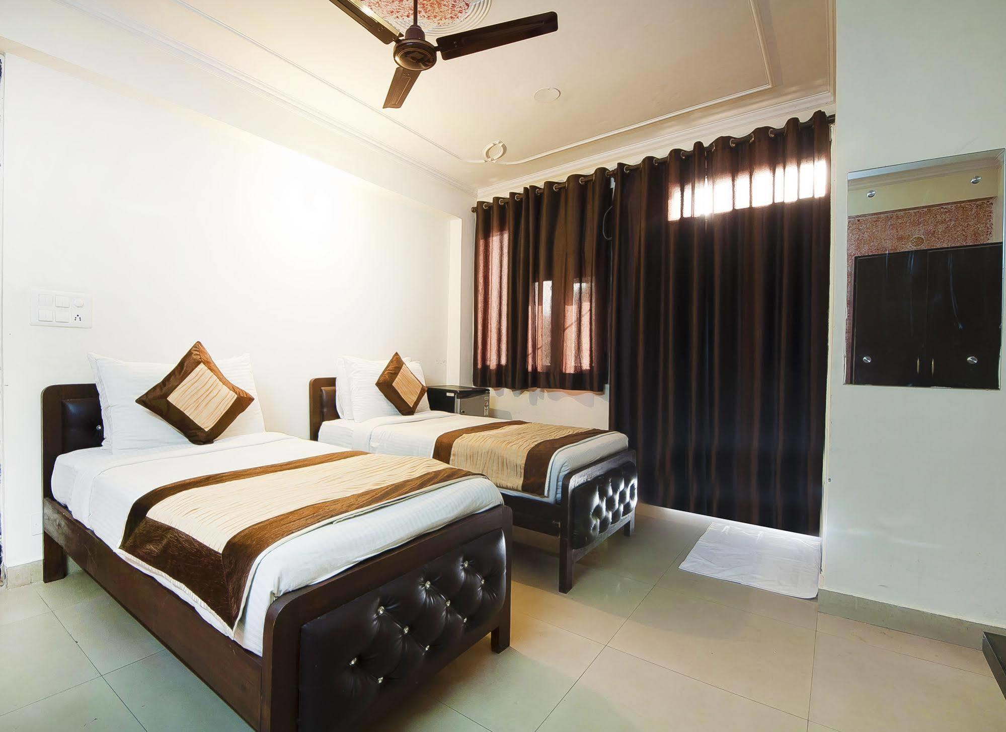 Charanpahari Hotel Yeni Delhi Dış mekan fotoğraf