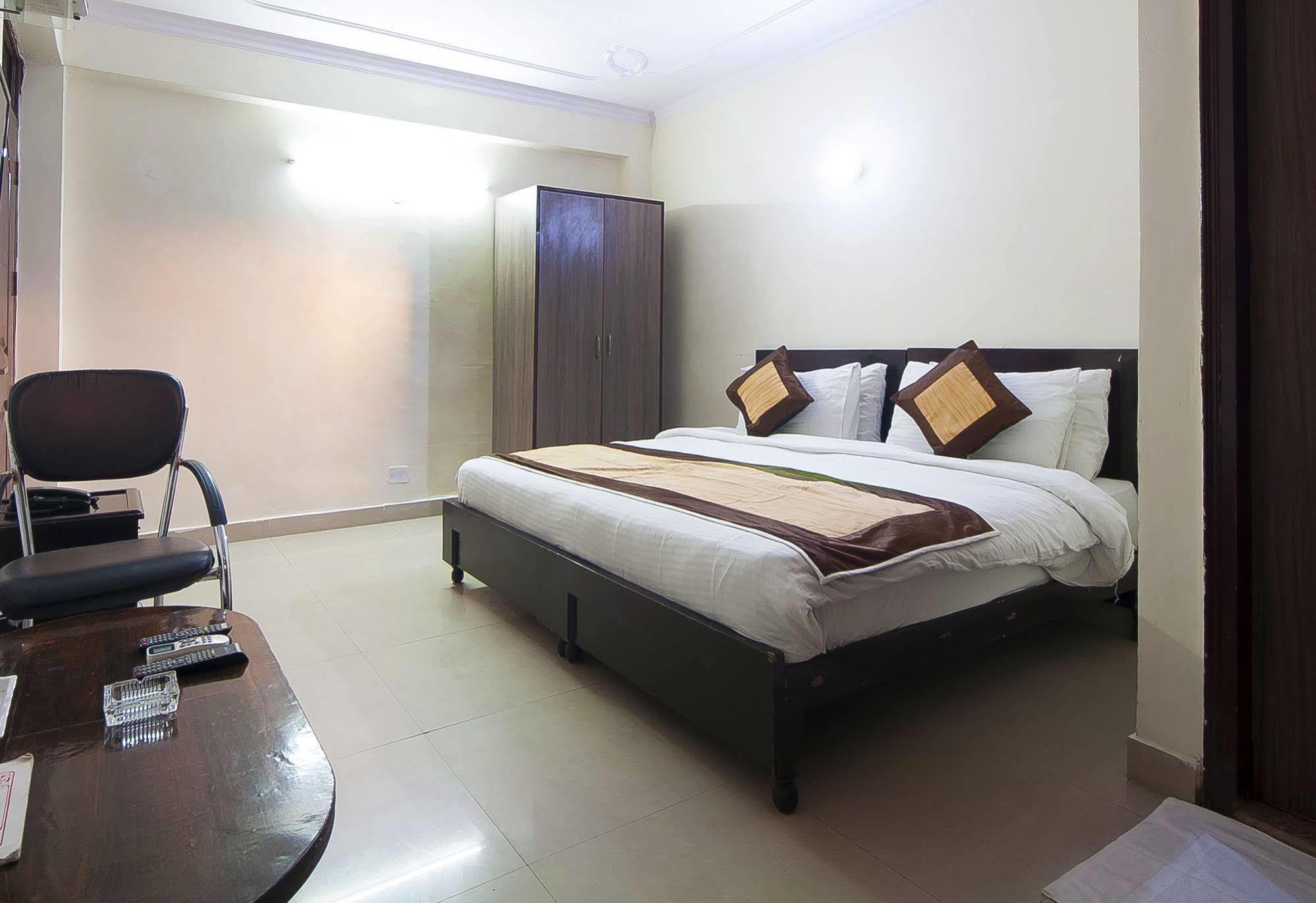 Charanpahari Hotel Yeni Delhi Dış mekan fotoğraf