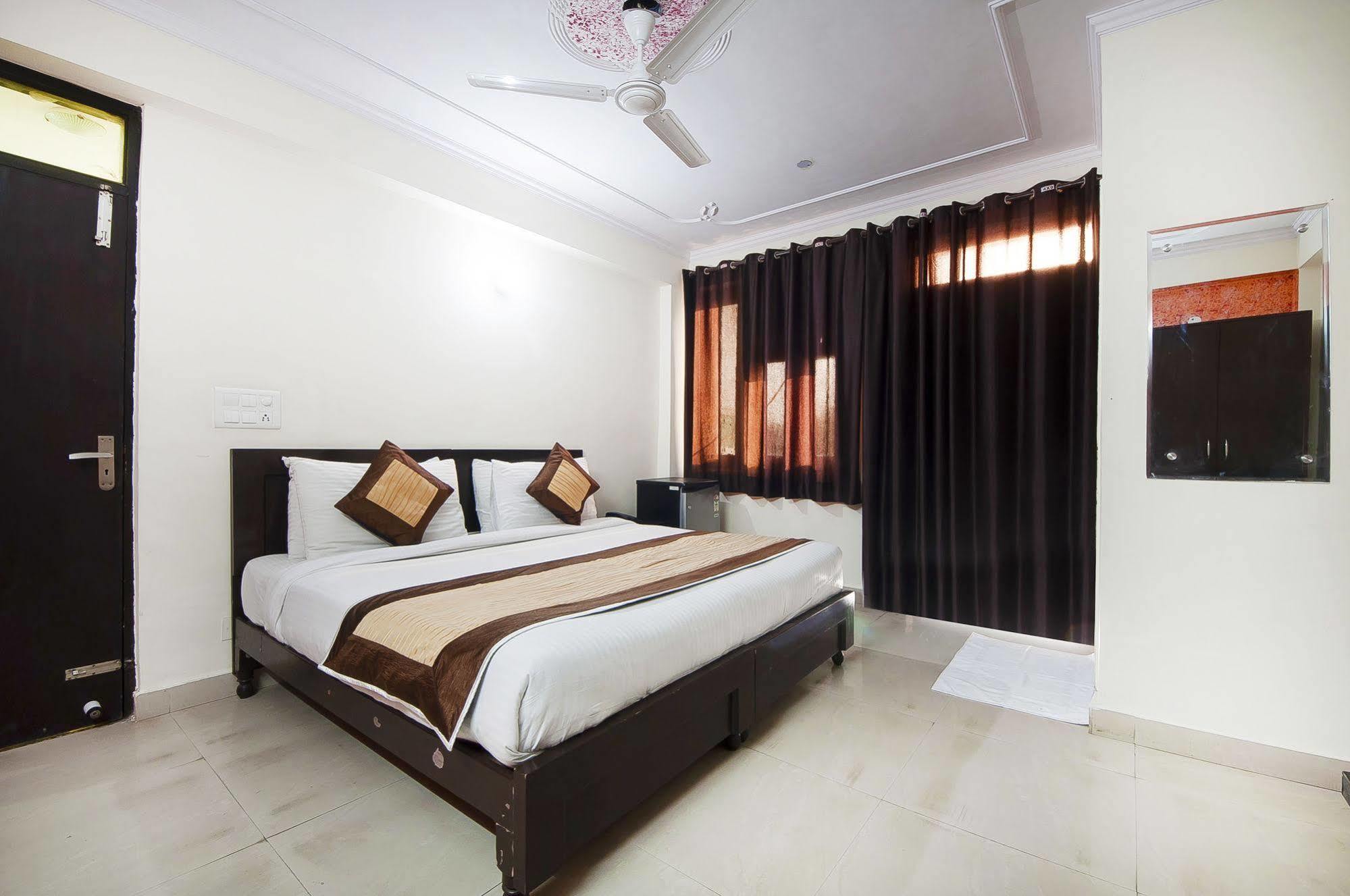 Charanpahari Hotel Yeni Delhi Dış mekan fotoğraf