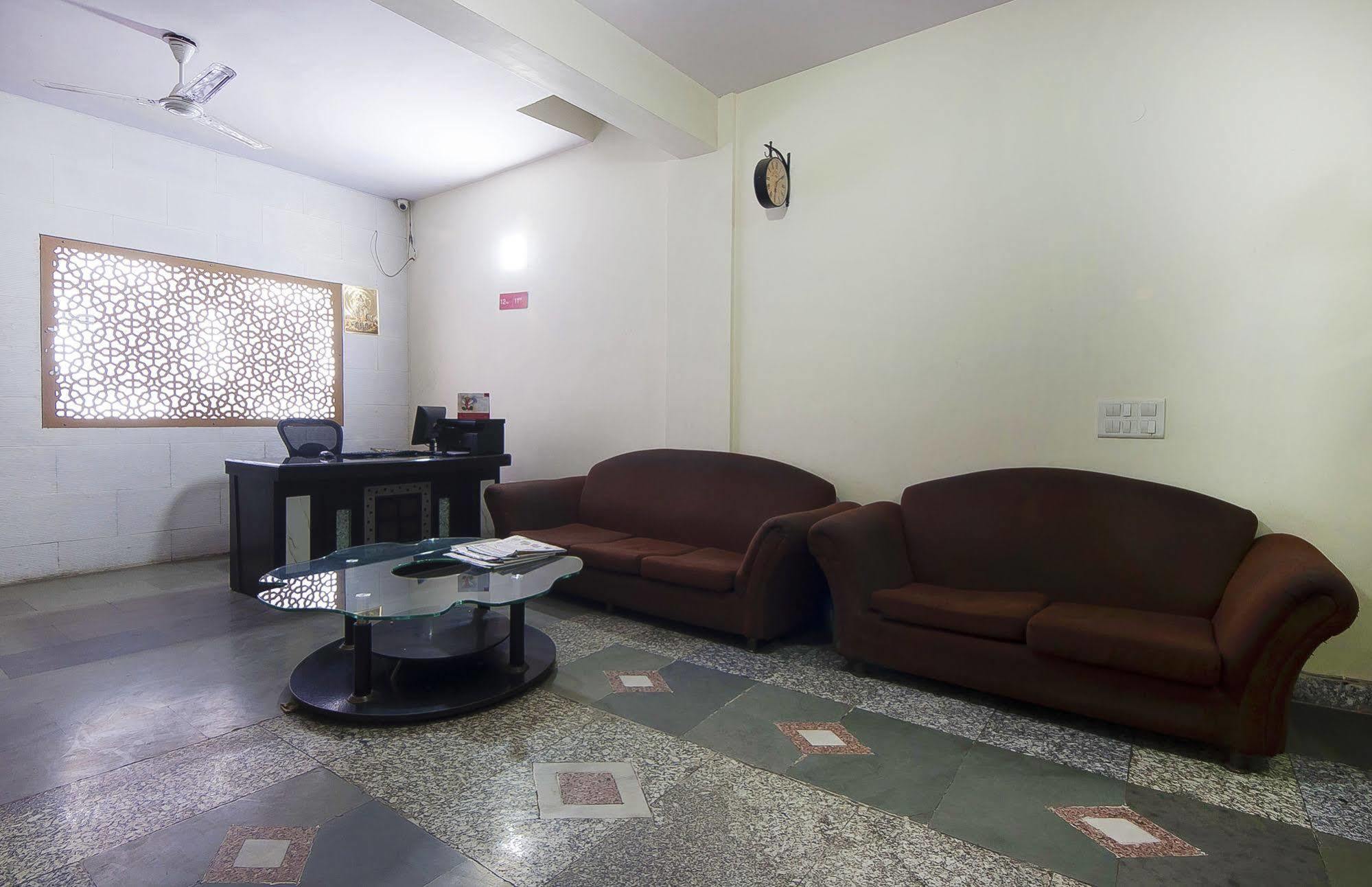 Charanpahari Hotel Yeni Delhi Dış mekan fotoğraf
