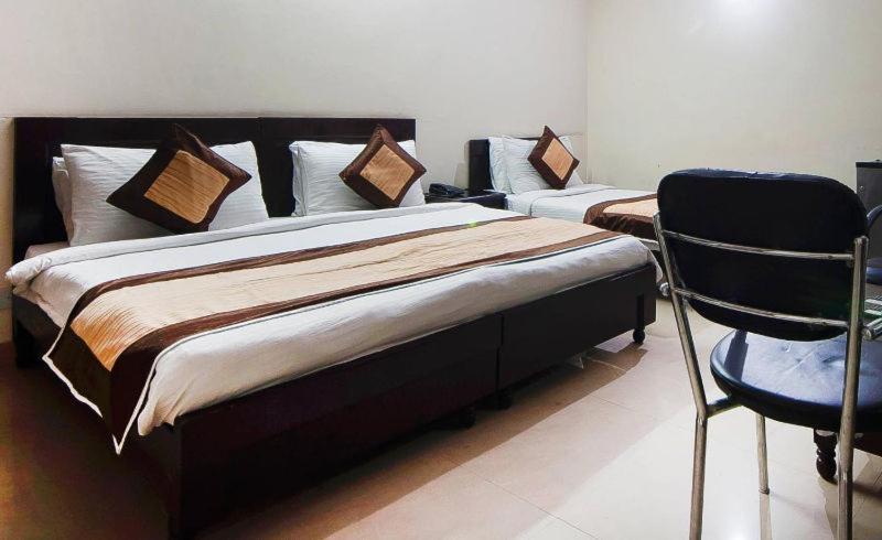 Charanpahari Hotel Yeni Delhi Dış mekan fotoğraf
