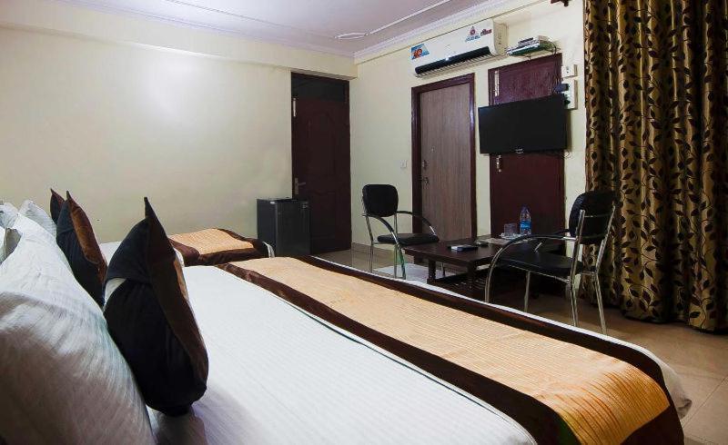 Charanpahari Hotel Yeni Delhi Dış mekan fotoğraf