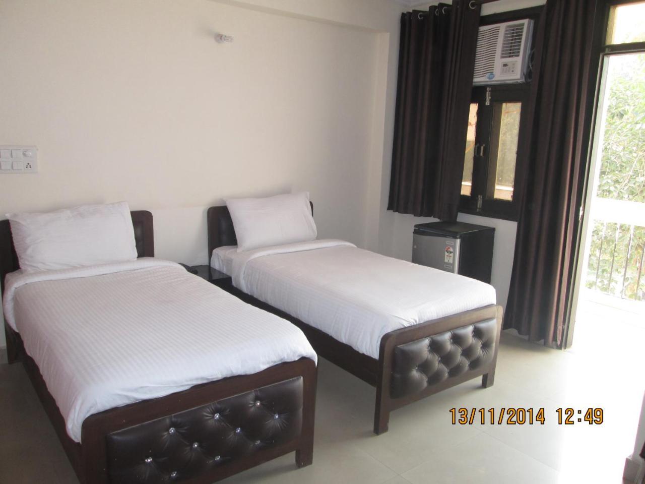 Charanpahari Hotel Yeni Delhi Dış mekan fotoğraf
