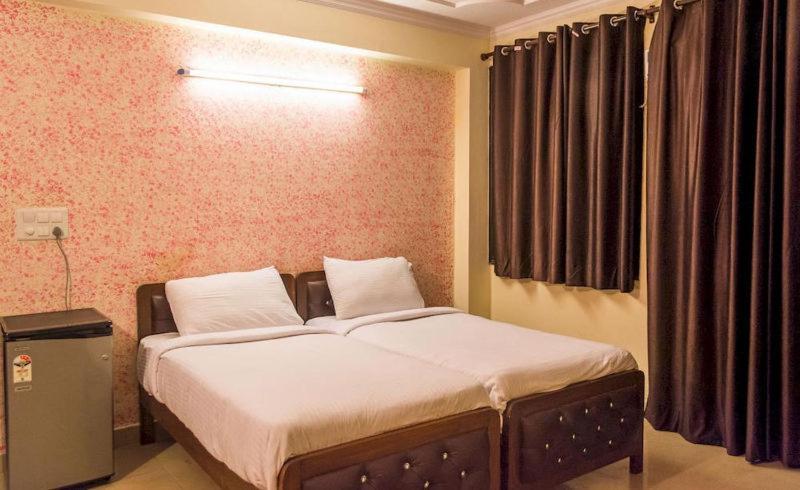 Charanpahari Hotel Yeni Delhi Dış mekan fotoğraf