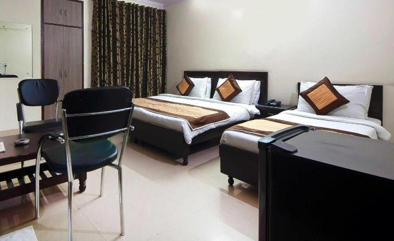 Charanpahari Hotel Yeni Delhi Dış mekan fotoğraf