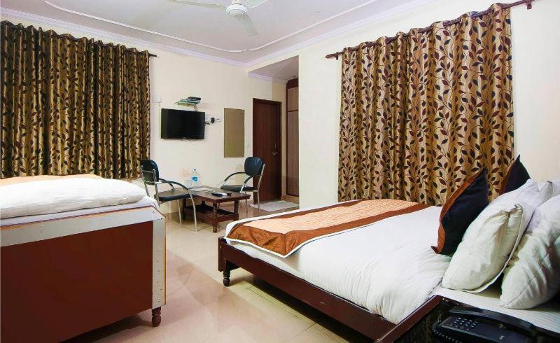 Charanpahari Hotel Yeni Delhi Dış mekan fotoğraf