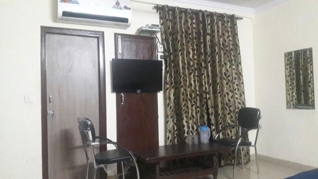 Charanpahari Hotel Yeni Delhi Dış mekan fotoğraf