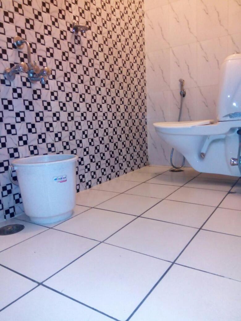 Charanpahari Hotel Yeni Delhi Dış mekan fotoğraf